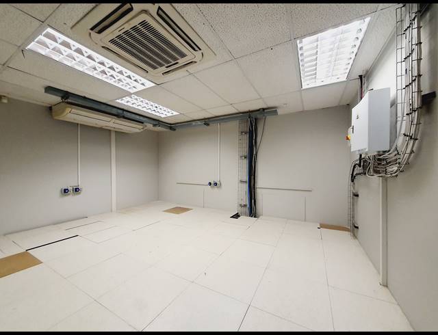 3,230M² BUSINESS TO LET IN VORNA VALLEY